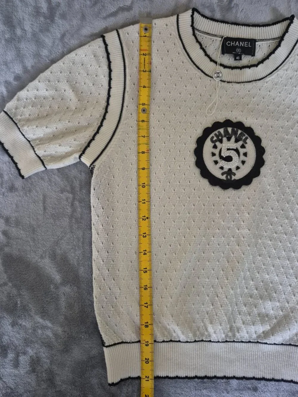 CHANEL 2024 Ivory Black Knit Sweater Top Beaded CC No. 5 Logo Size 40 New
